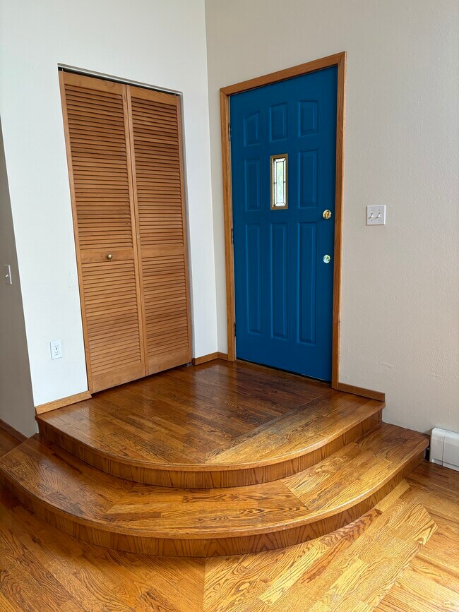 Entrada interior con puerta principal y armario para abrigos - 704 Gladstone St