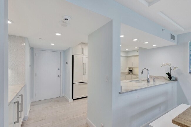Building Photo - 450 Ocean Dr