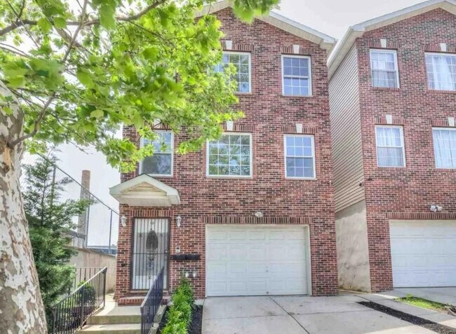 Building Photo - 431 Bramhall Ave