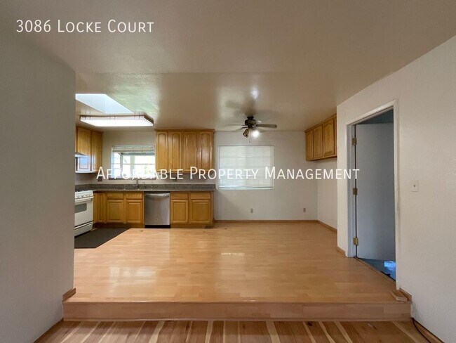 Foto del edificio - 3086 Locke Ct