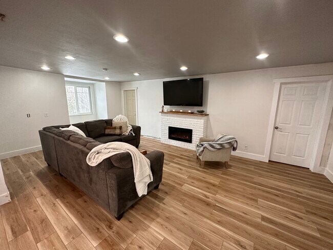Building Photo - 3155 N Talbot Cir