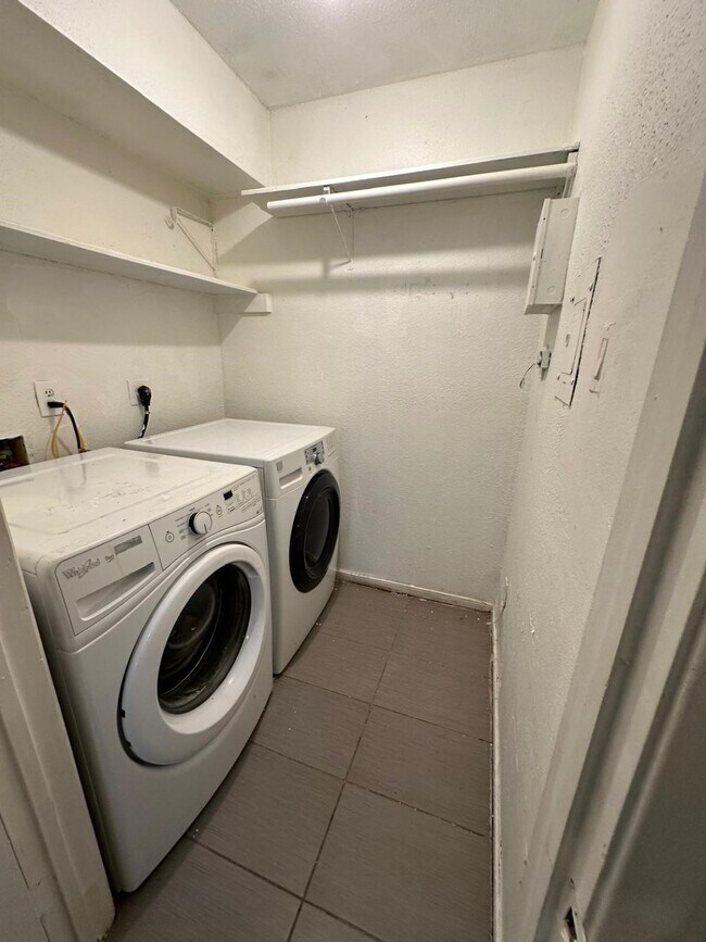 Building Photo - 9797 Leawood Blvd