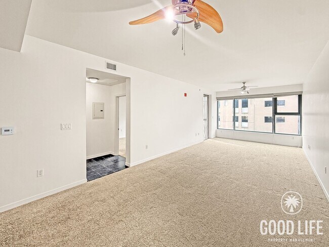 Building Photo - Rare 1B+Den/1BA Metrome Condo w/ Balcony, A/C & Storage Included!