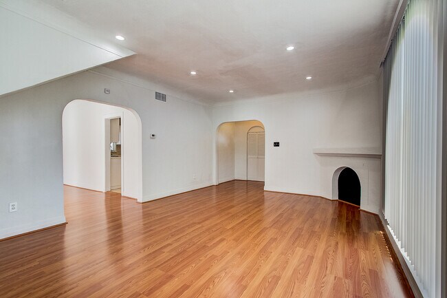 Foto del edificio - 631 W School St