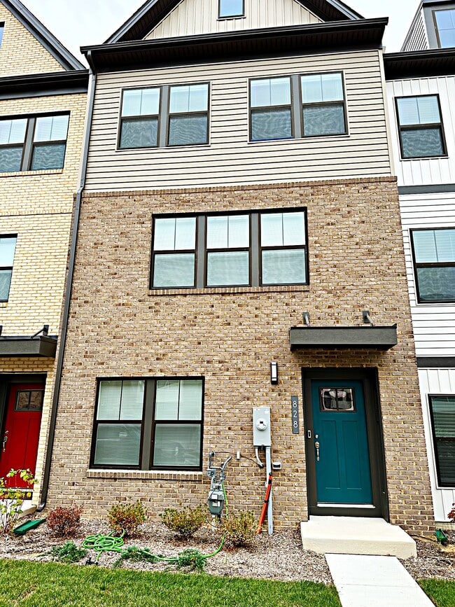 Building Photo - 828 Teacher Mitchell Rd