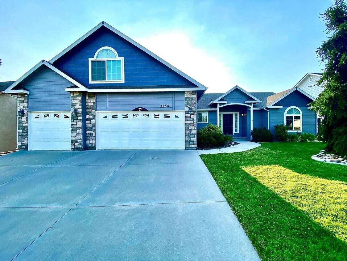 Primary Photo - 4 Bed 3 Full bath with 2 Primary Bedrooms ...
