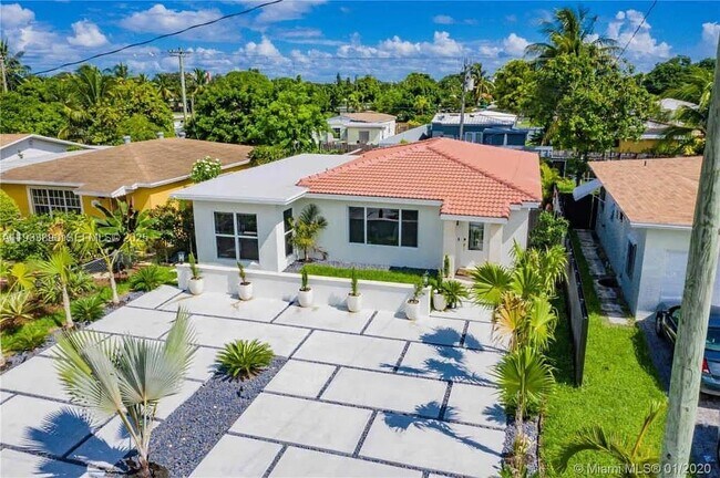 Foto del edificio - 1731 NE 172nd St