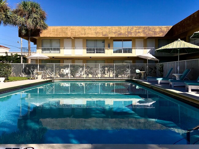 Building Photo - Whispering Palms Apartment Homes