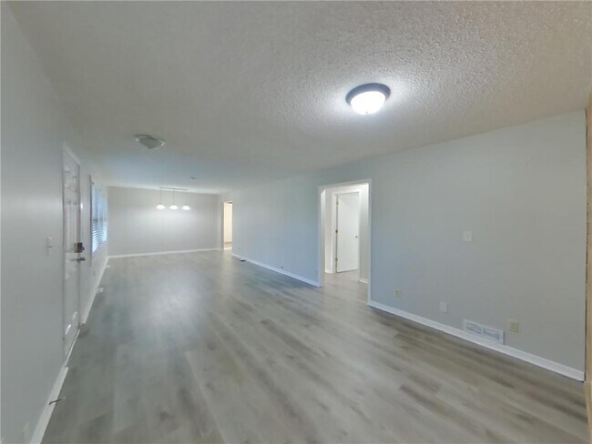Building Photo - 1543 8th St SE