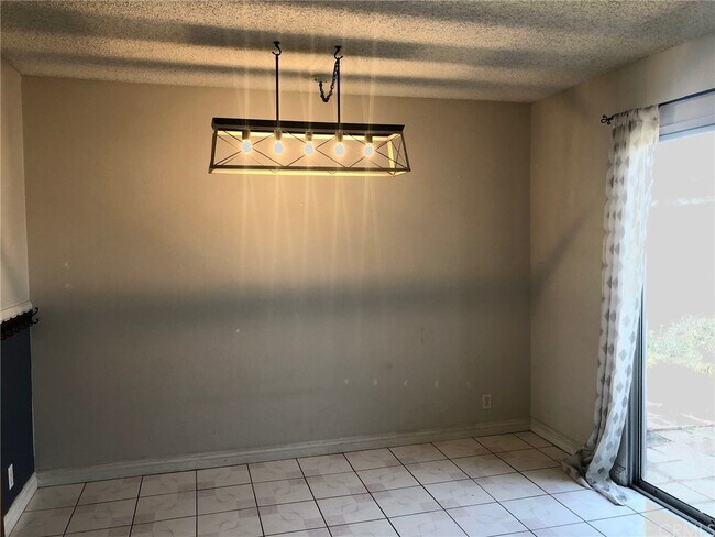 Building Photo - 46 Fallbrook