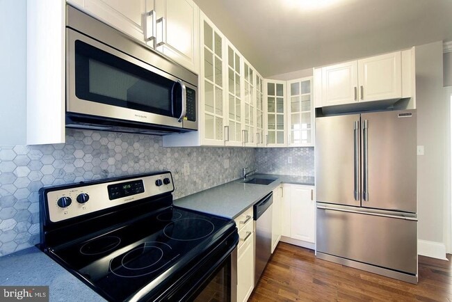 Building Photo - 335 W Girard Ave