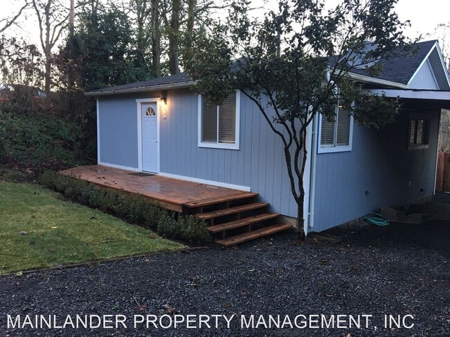 2 br, 1 bath House - 910 S MCLOUGHLIN BLVD photo'