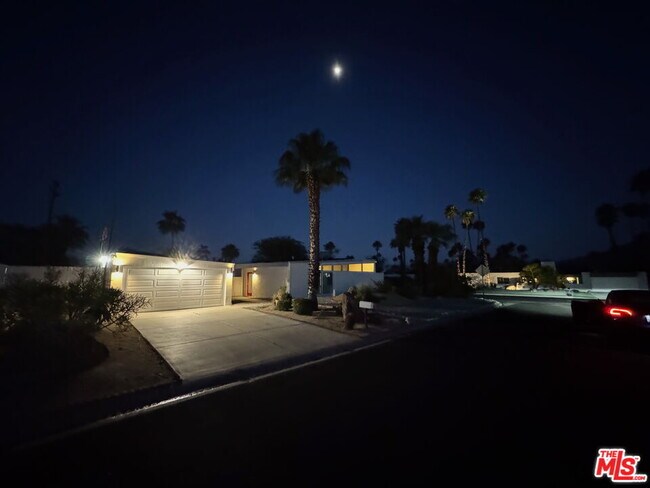 Building Photo - 2106 N Roberto Dr