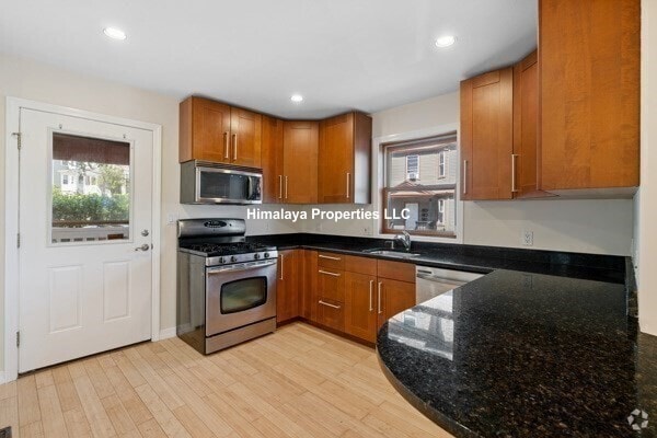 Building Photo - 65 Calumet St
