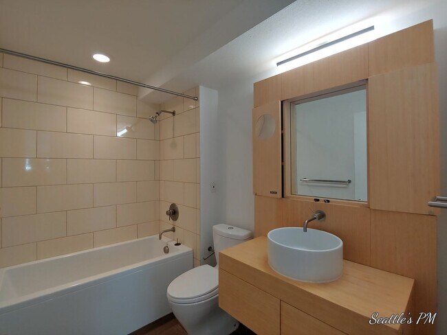 Building Photo - Spectacular 2 bedroom 2 bath in Lower Quee...