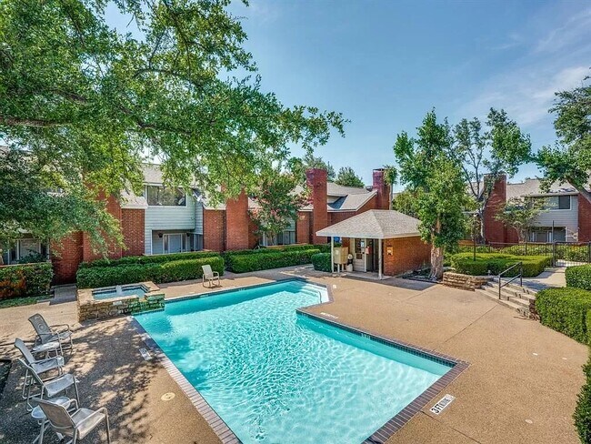 Foto del edificio - 8404 Forest Ln