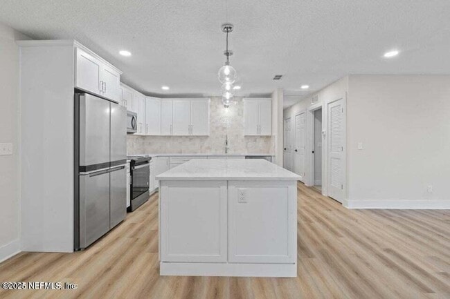 Building Photo - 10856 Hawaii Dr S