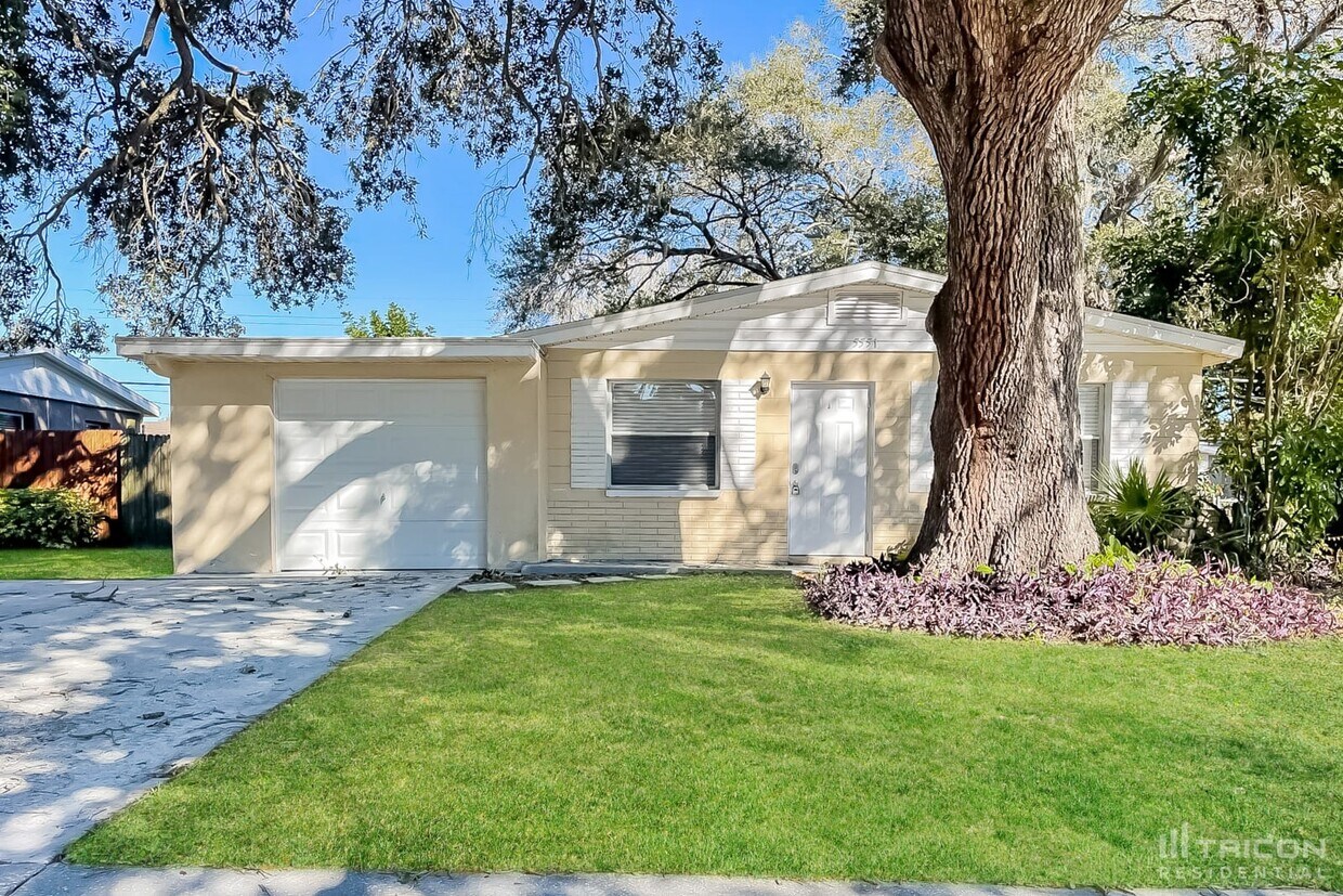 Foto principal - 5551 82nd Ave N