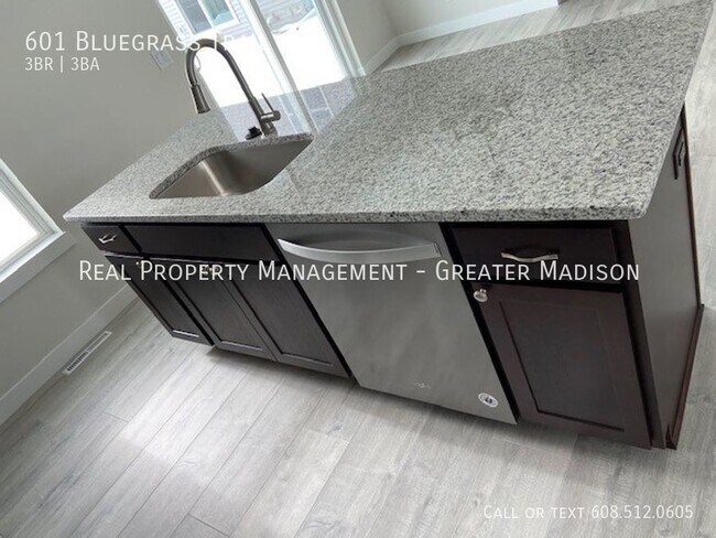 Foto del edificio - Beautiful new construction Waterloo corner...