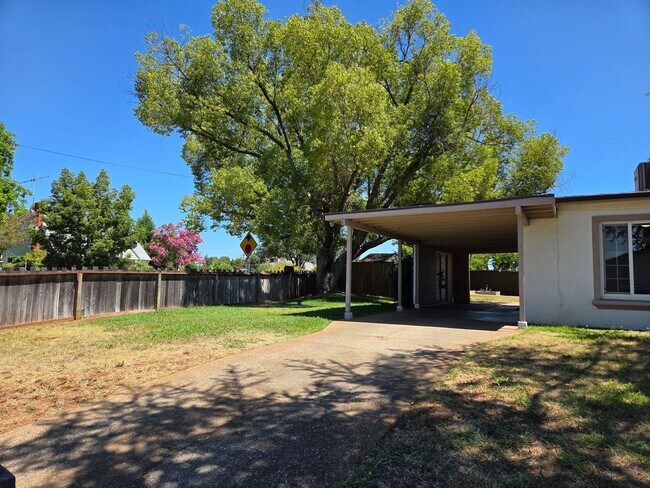 Foto del edificio - Large corner lot - Central Folsom 2 Bedroom, 1 Bath