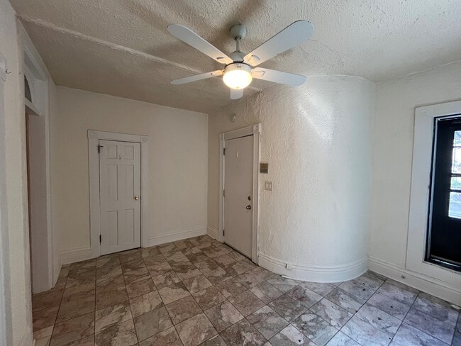 Building Photo - 613 State St