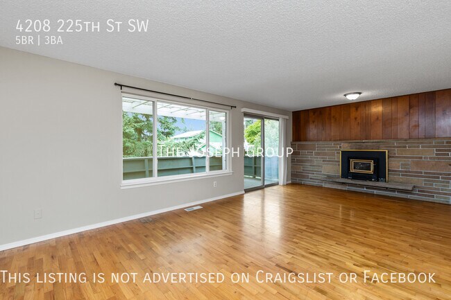 Building Photo - Gorgeous 5 bed/ 2.75 ba, prime location in...