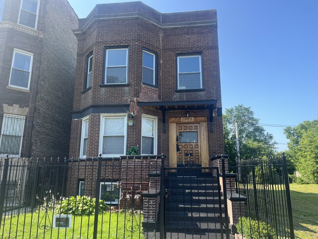Building Photo - 1525 E 66th Pl