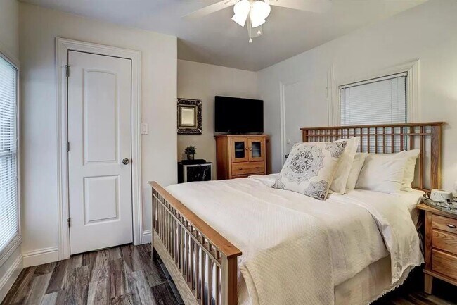 Foto del edificio - 619 E 12th 1/2 St