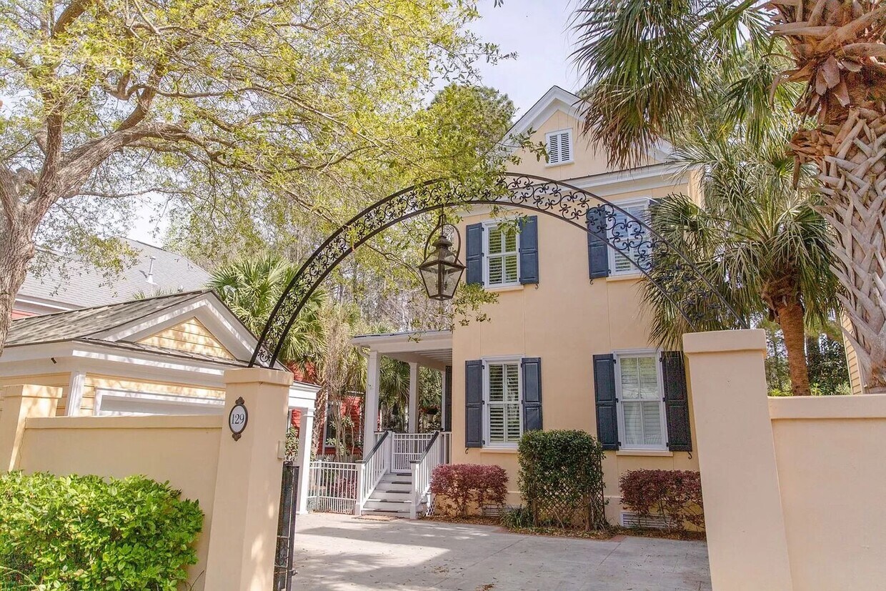 Primary Photo - 4 Bedroom 4 Bath Furnished House in I'On -...