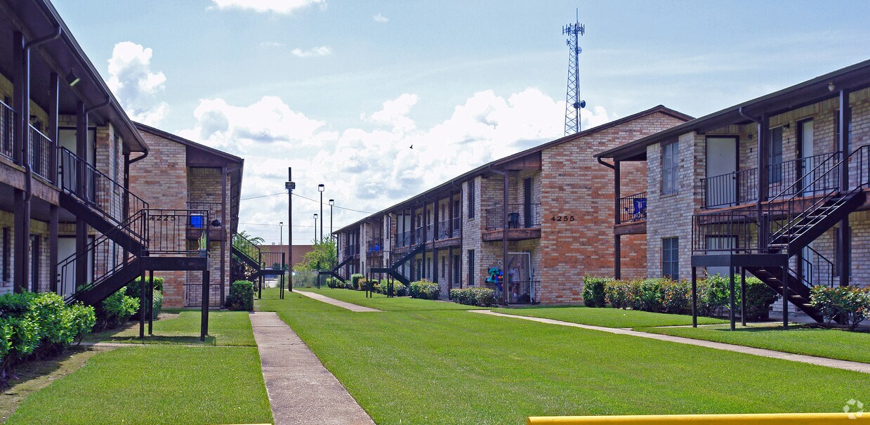 Foto del edificio - 4215-4235 Crow Rd