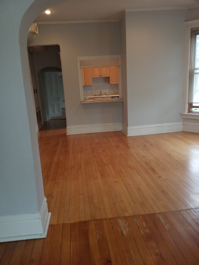 Building Photo - 1134 W Wellington Ave