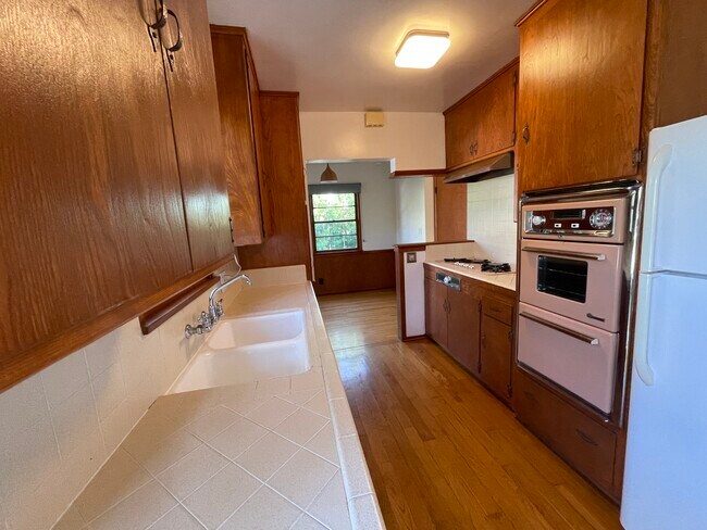 Spacious charming kitchen - 1147 24th St
