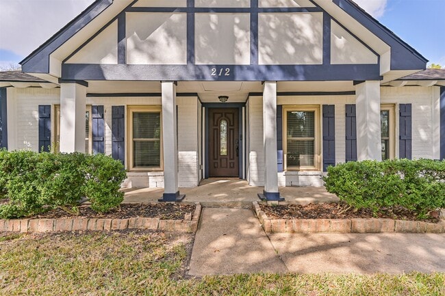 Building Photo - 212 E Castle Harbour Dr