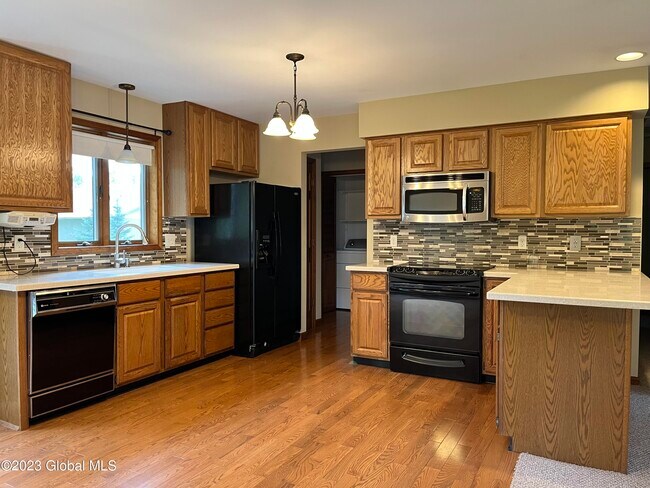 Foto del edificio - 111 Condon Rd