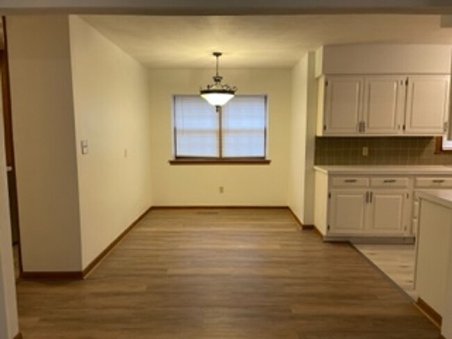 Building Photo - 4 Bed, 2 1/2 Bath Glendale School District!