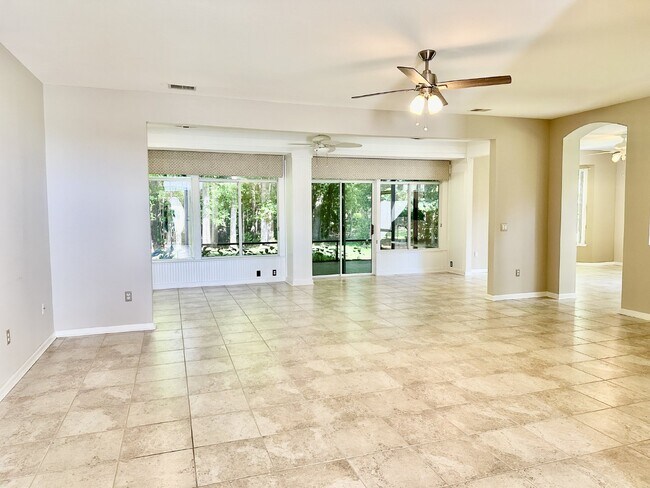 Building Photo - Beautiful Spacious Home in Sun City!