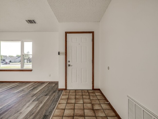 Building Photo - Charming home