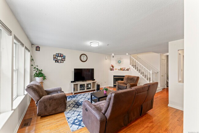 Foto del edificio - 629 Danbury Rd