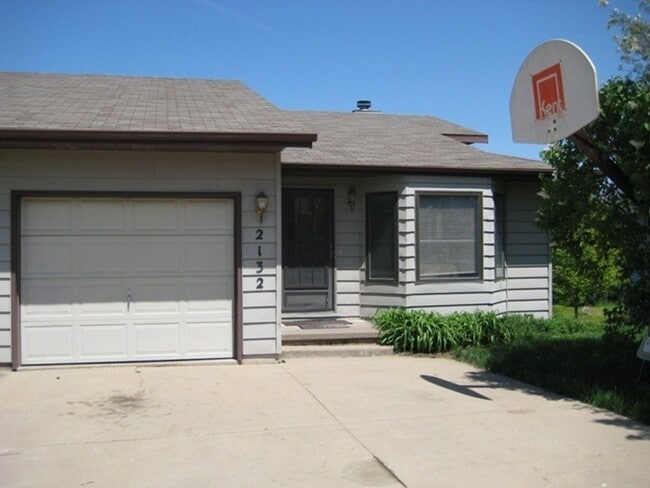 4 Bedroom 2 Bath Duplex in Iowa City - 4 Bedroom 2 Bath Duplex in Iowa City House