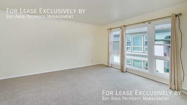 Building Photo - Bright and Spacious Top-floor Apartment wi...