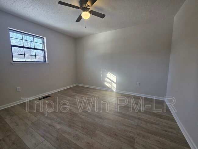 Foto del edificio - 3 Helen Dr