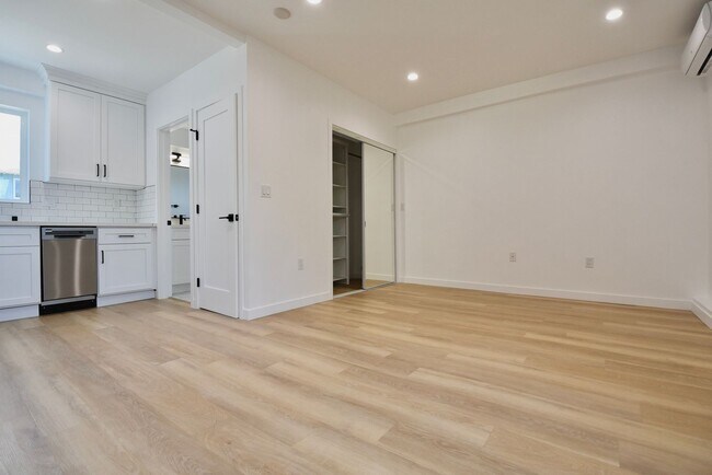 Foto del edificio - 4565 Hazeltine Ave