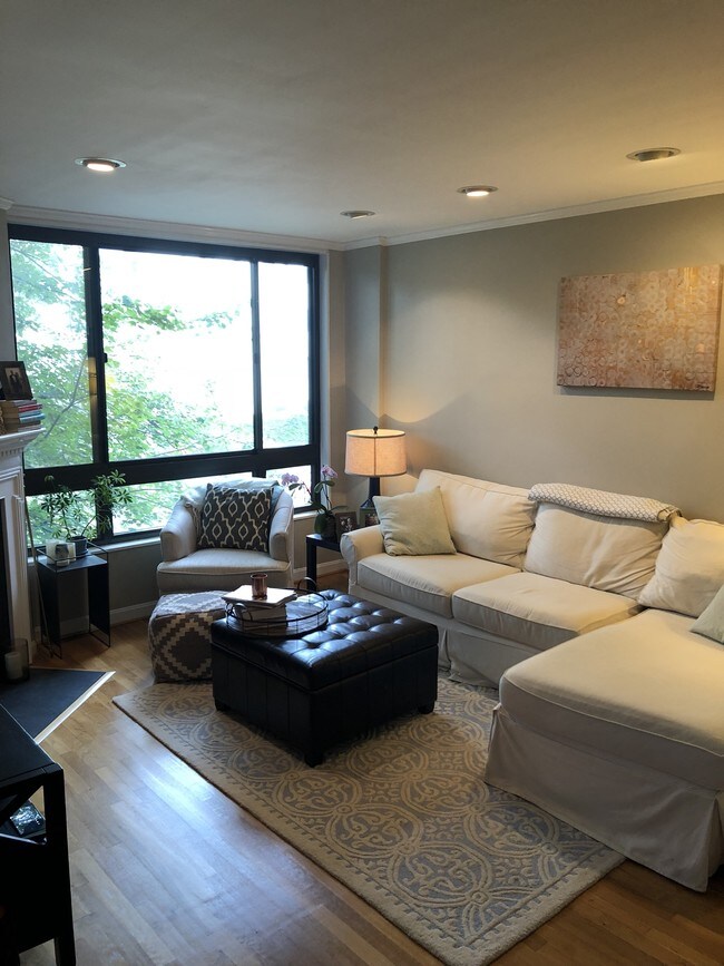 Sala de estar - 3825 Davis Pl NW