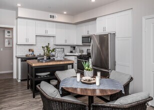 2BR, 2BA - 1115 SF - Trails at Canyon Crest