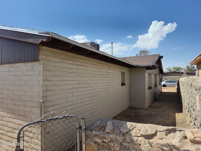 Building Photo - 6644 Mariposa Dr