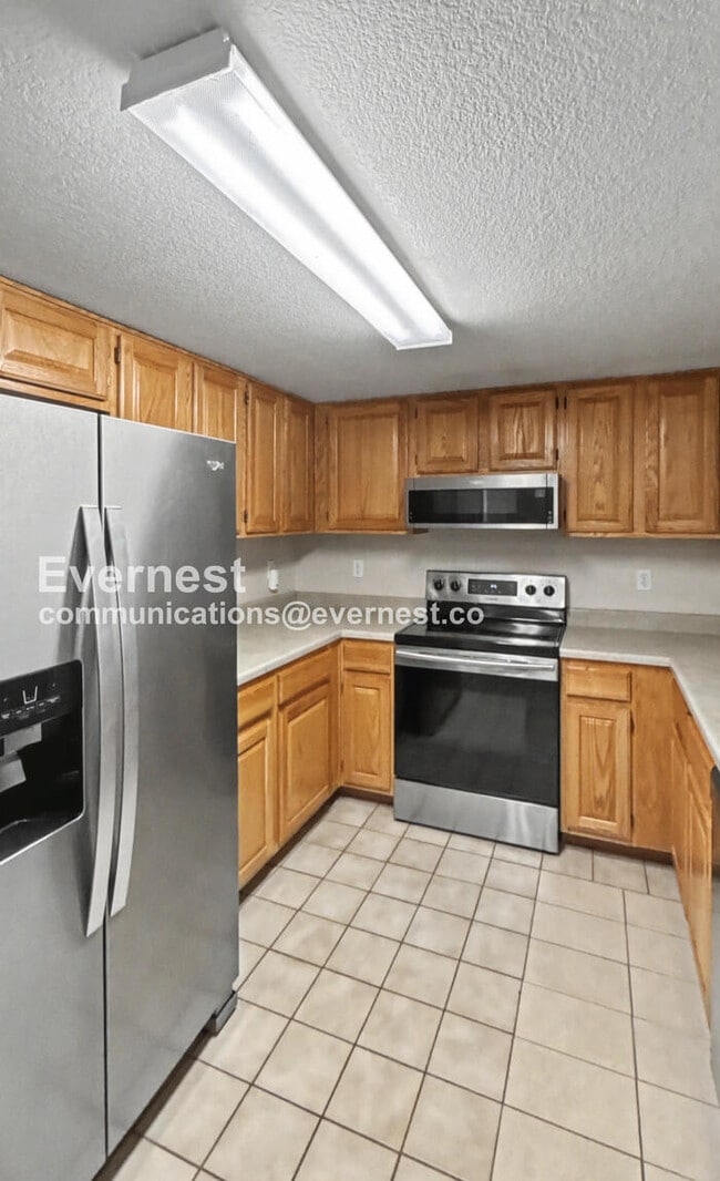 Building Photo - Modern Comfort Meets Mountain Views / 3 beds & 2 Bath / Coming Soon!