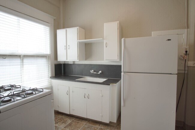 Foto del edificio - Fantastic Location! Views! Vintage 1-Bed w/Private Balcony