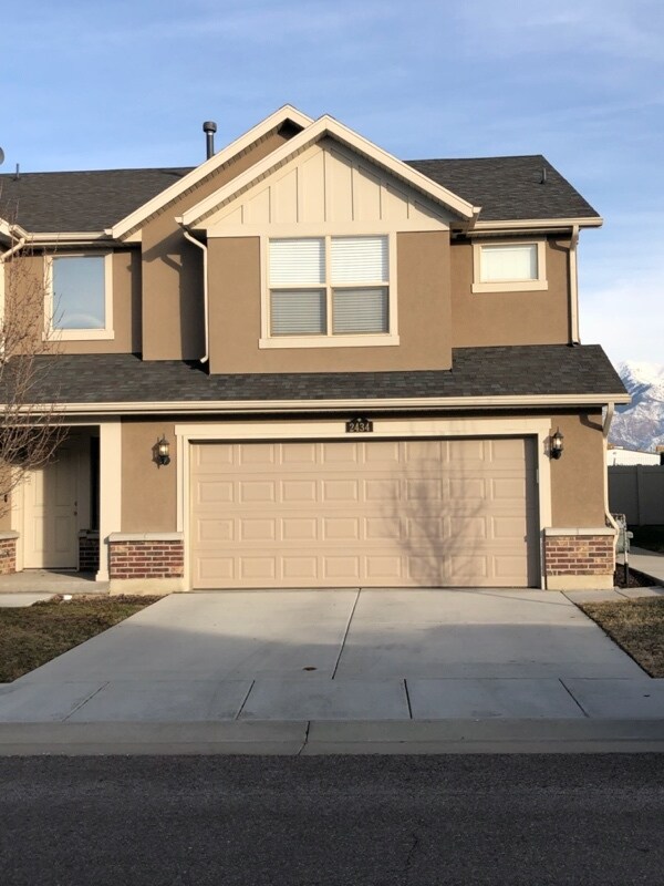 Foto principal - 2434 Andover St