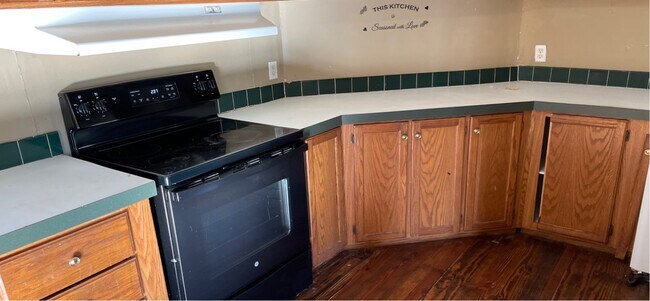 Building Photo - 212 S Pine St