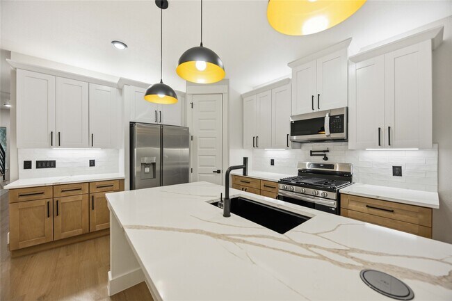 Foto del edificio - 8013 Moon Beam St